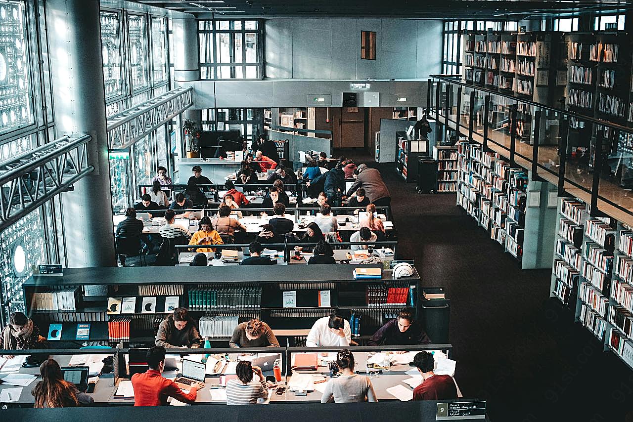 学生在图书馆看书学习图片人物速写