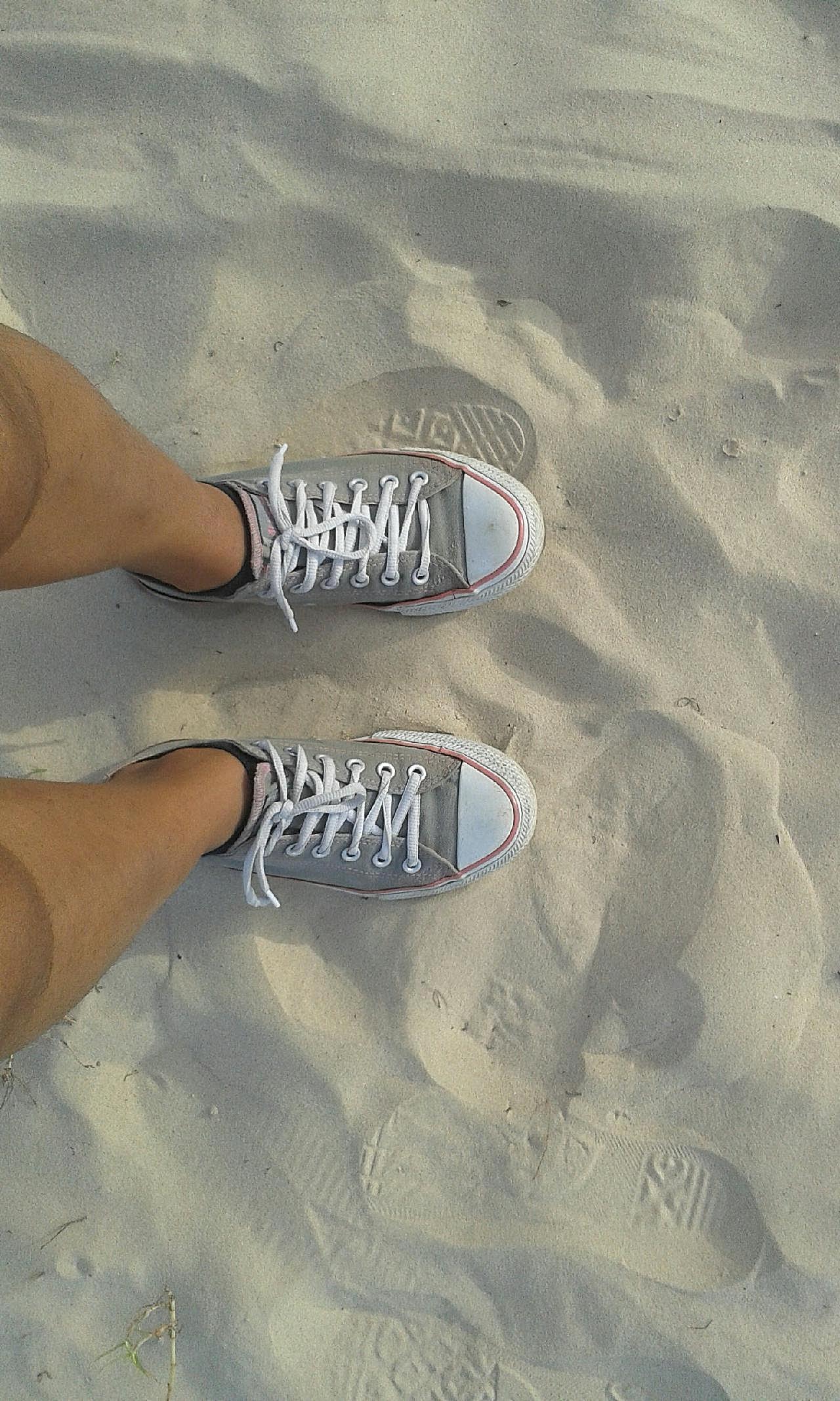 踩在沙滩上的双脚图片高清