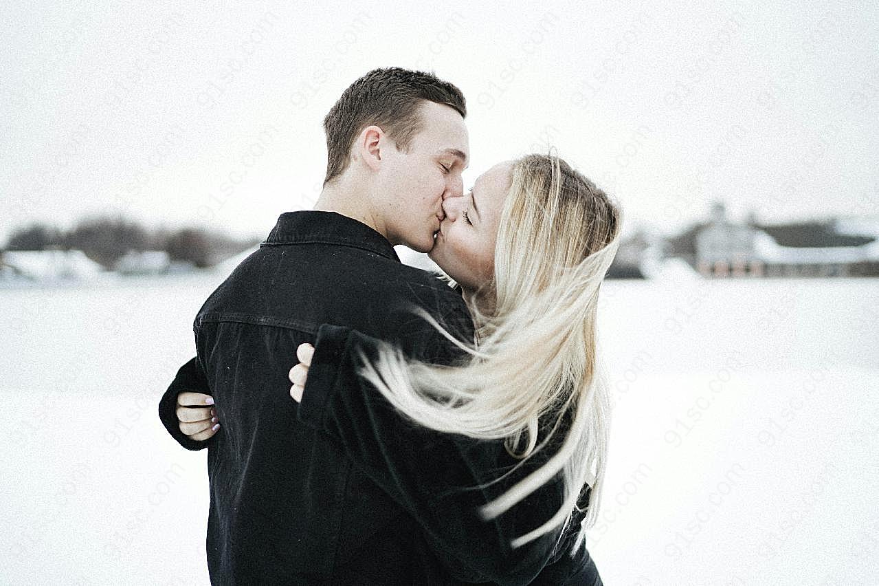 外国情侣接吻图片摄影