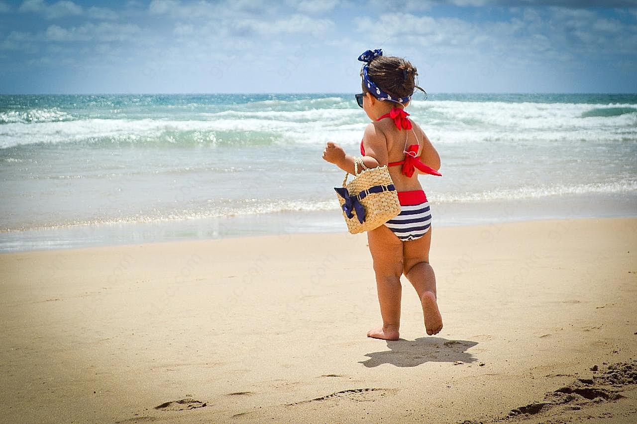 沙滩可爱小女孩背影图片人物速写