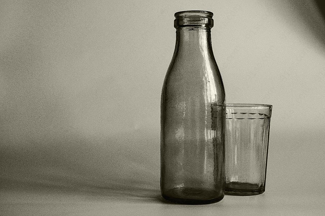 静物玻璃瓶黑白图片摄影