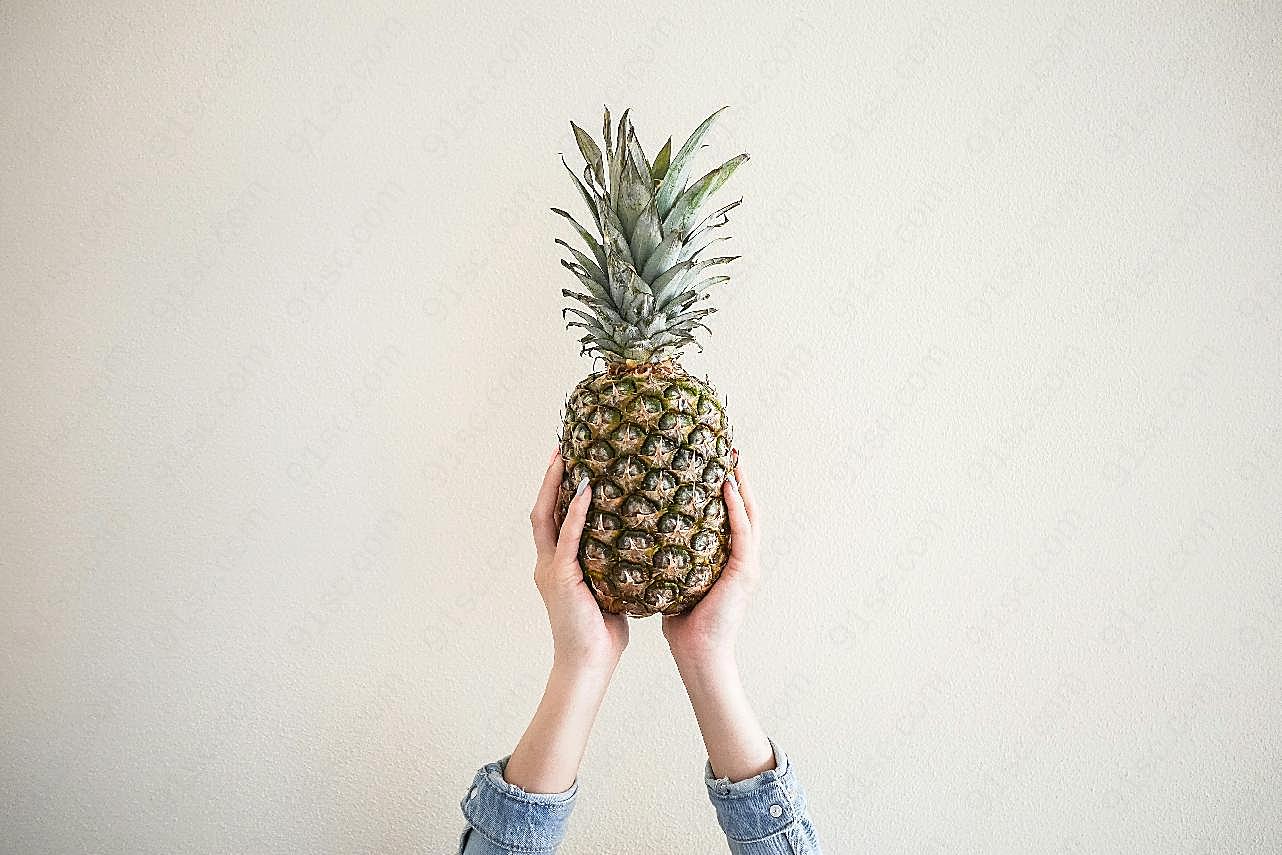 手举菠萝图片高清摄影