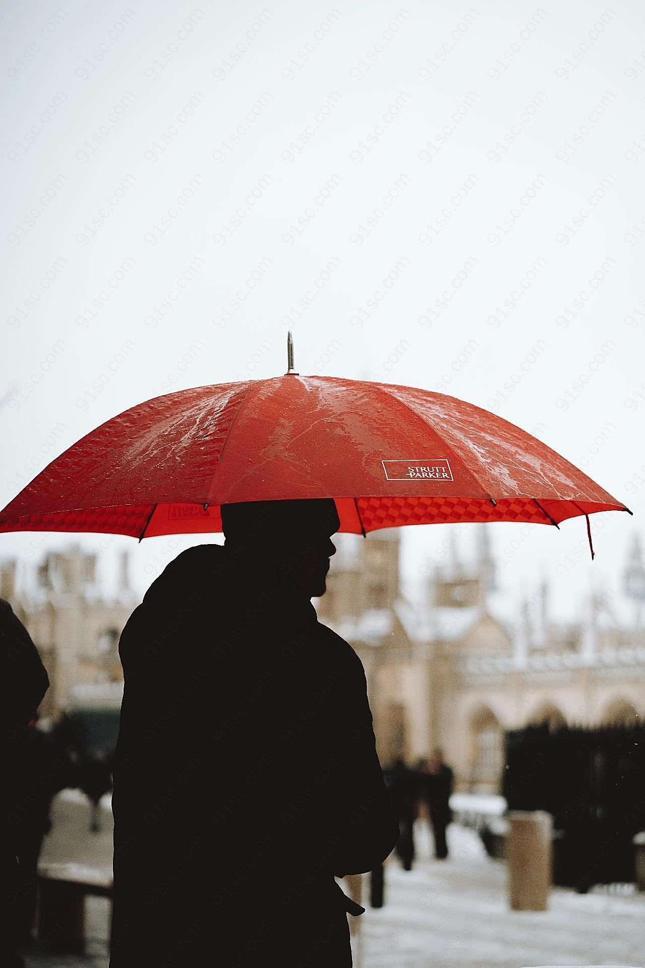 一个人打伞淋雨图片人物速写