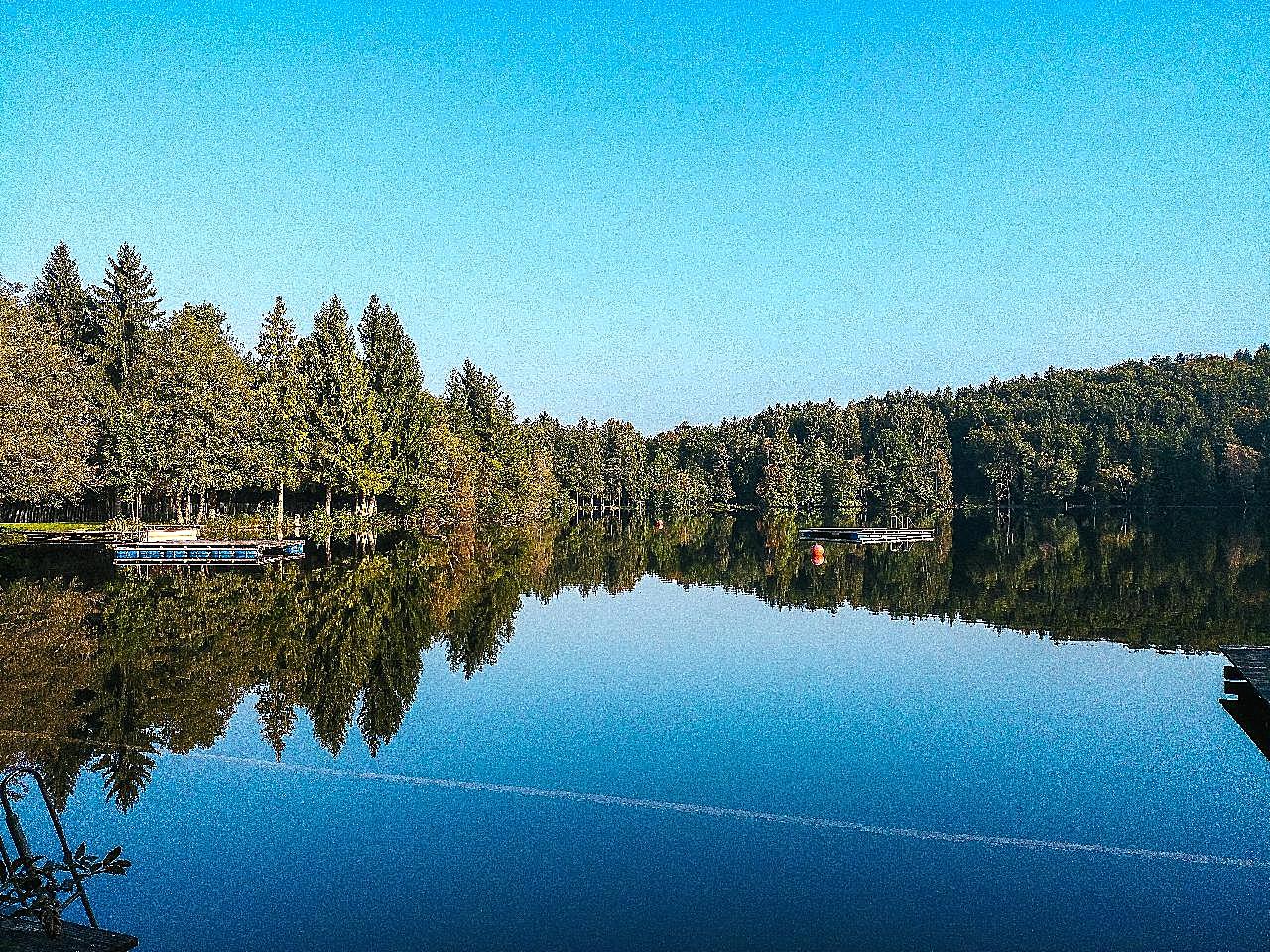 蔚蓝湖泊景观图片高清摄影