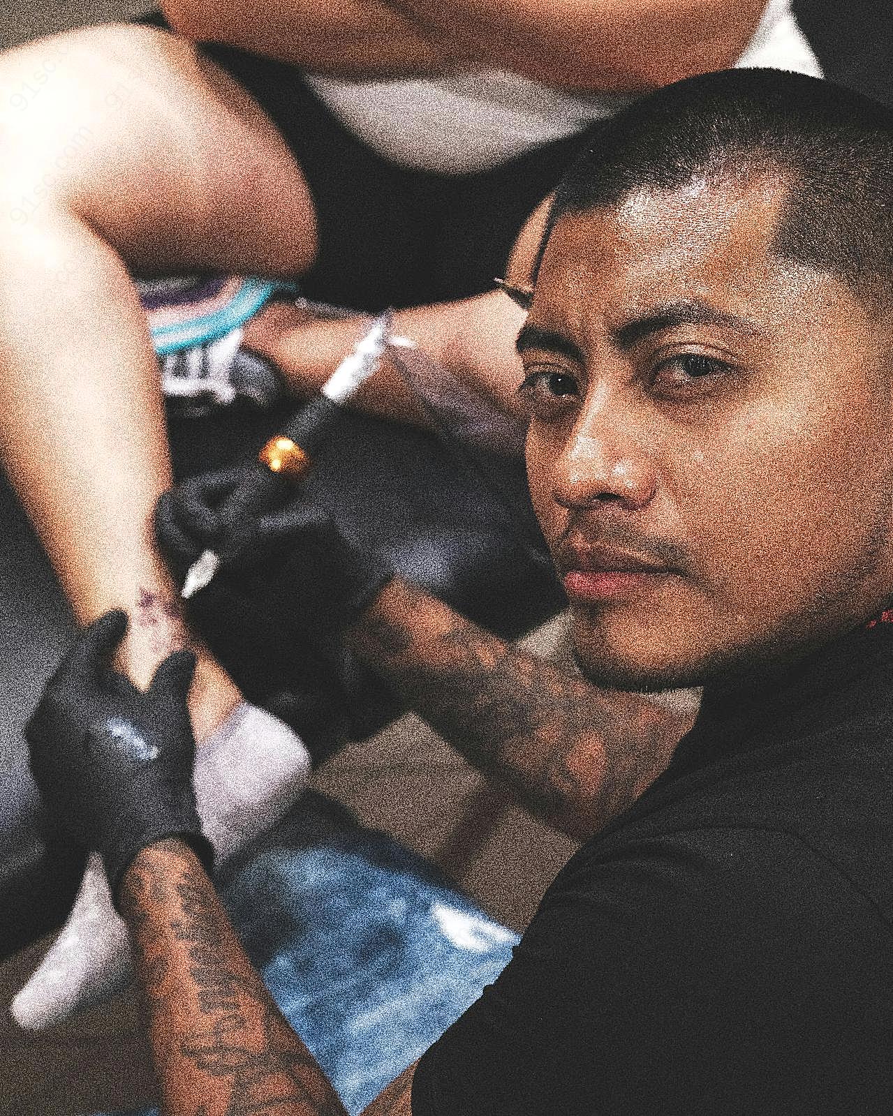 纹身师正在纹身图片人物速写
