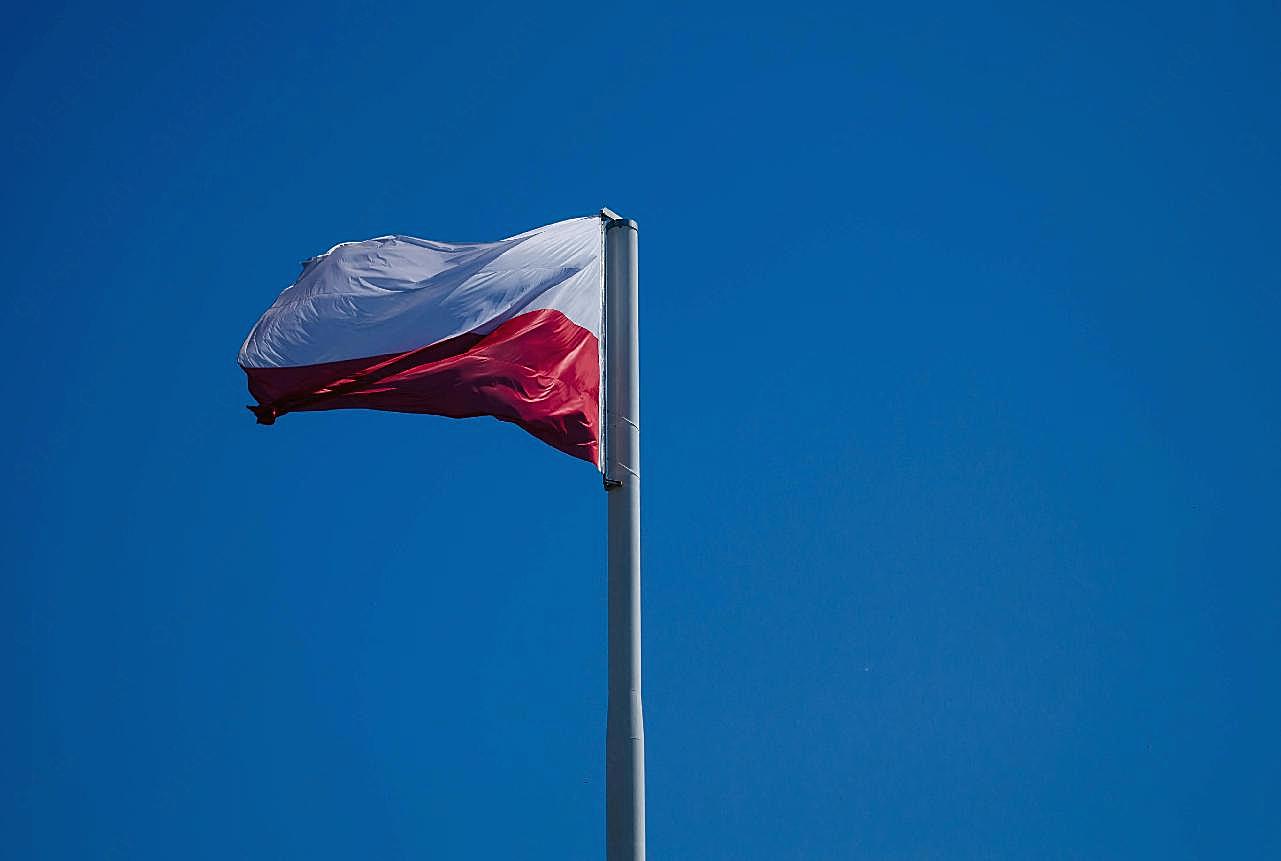飘扬波兰国旗图片高清
