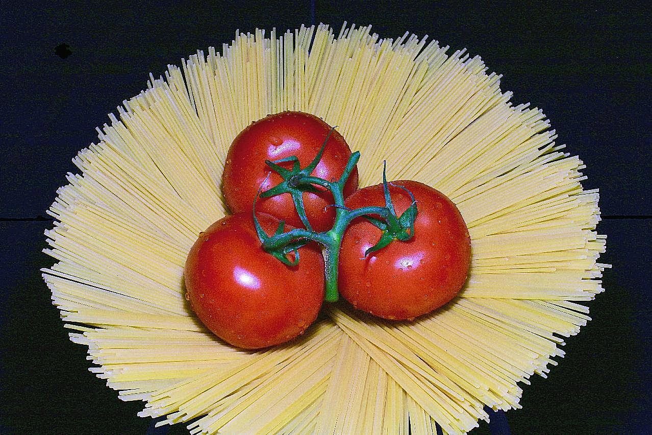意大利面和西红柿图片食物
