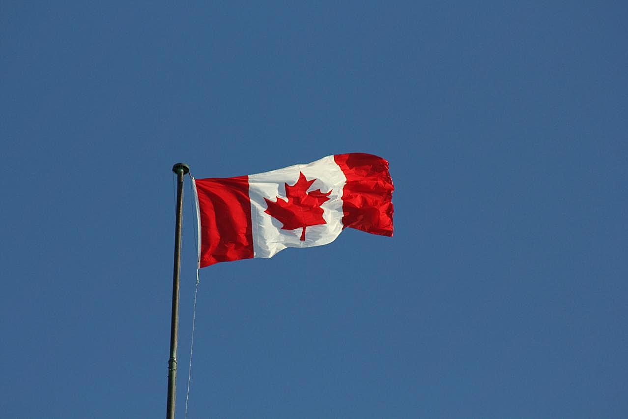 蓝天下加拿大国旗图片摄影高清