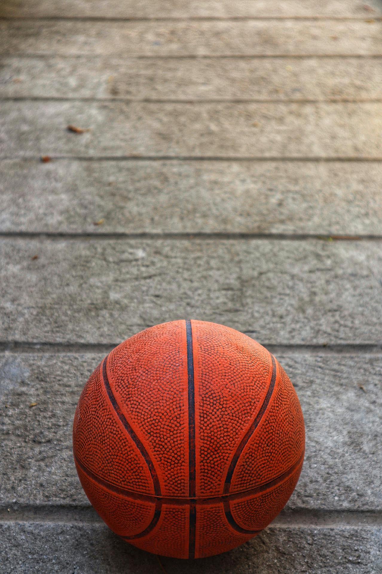 地板上的篮球图片体育用品