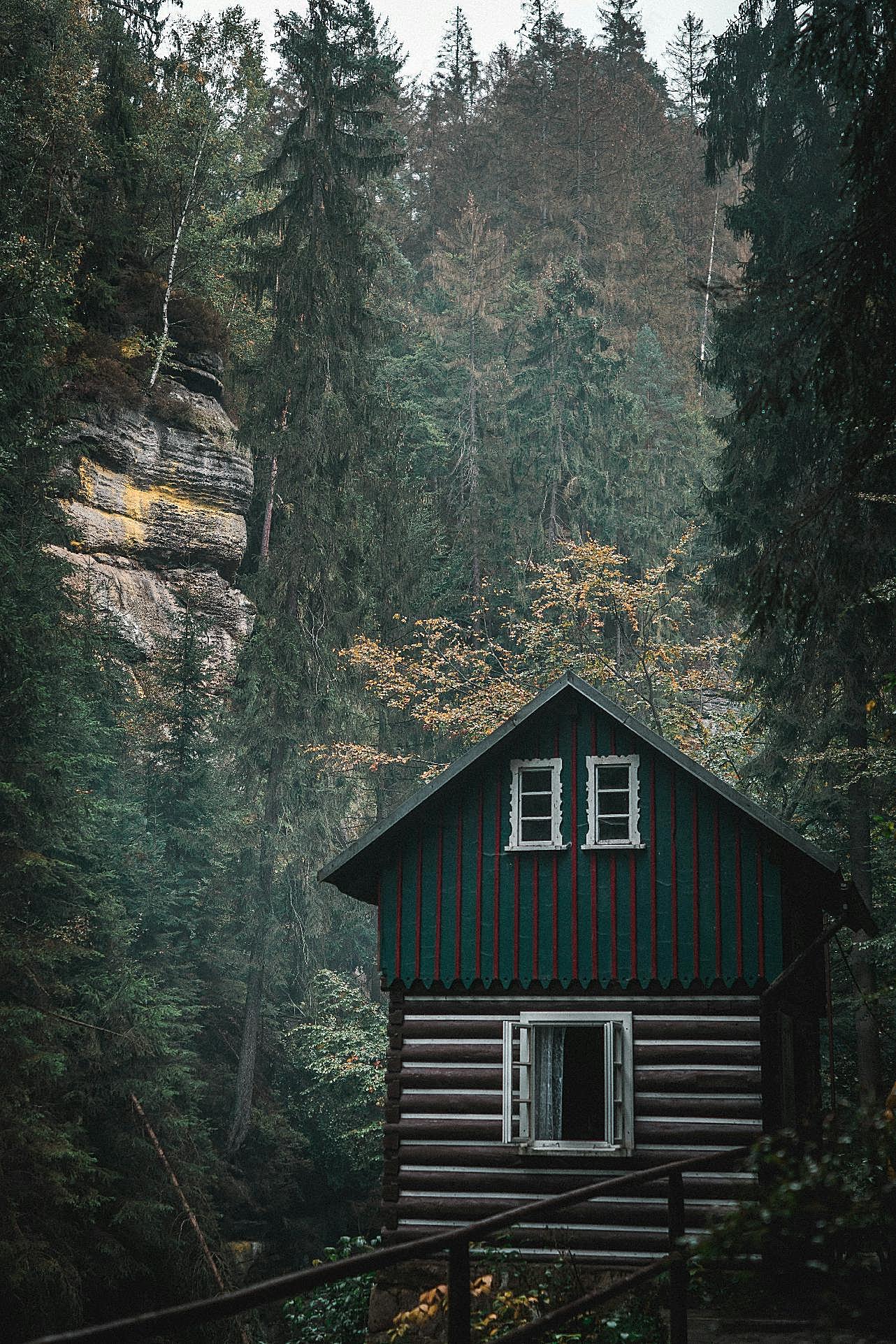深山中的小木屋的图片建筑