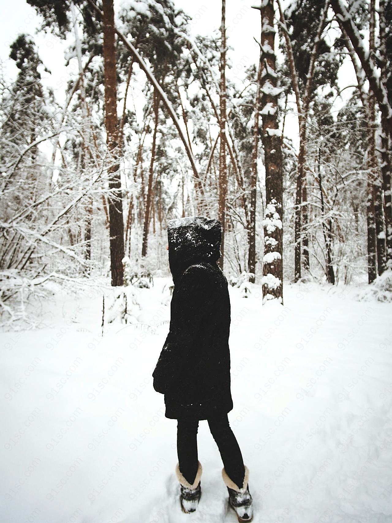 冬季女生背影图片人物速写