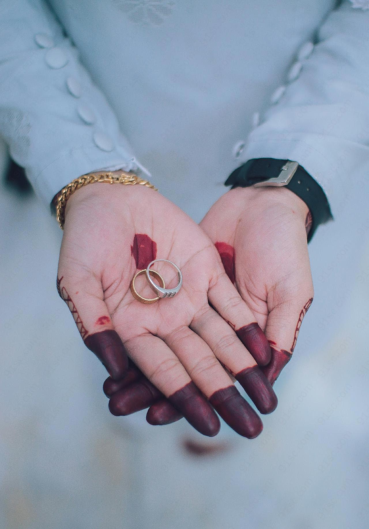 双手捧结婚戒指图片高清摄影