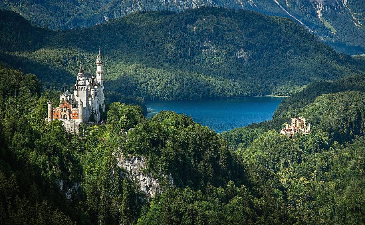 森林里的城堡自然风景