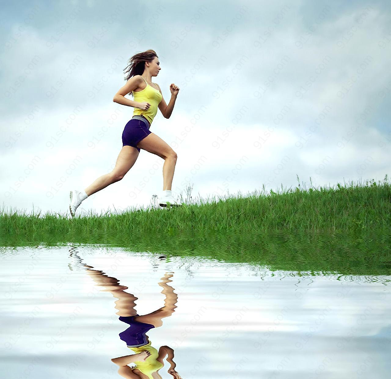 草地跑步女性体育运动