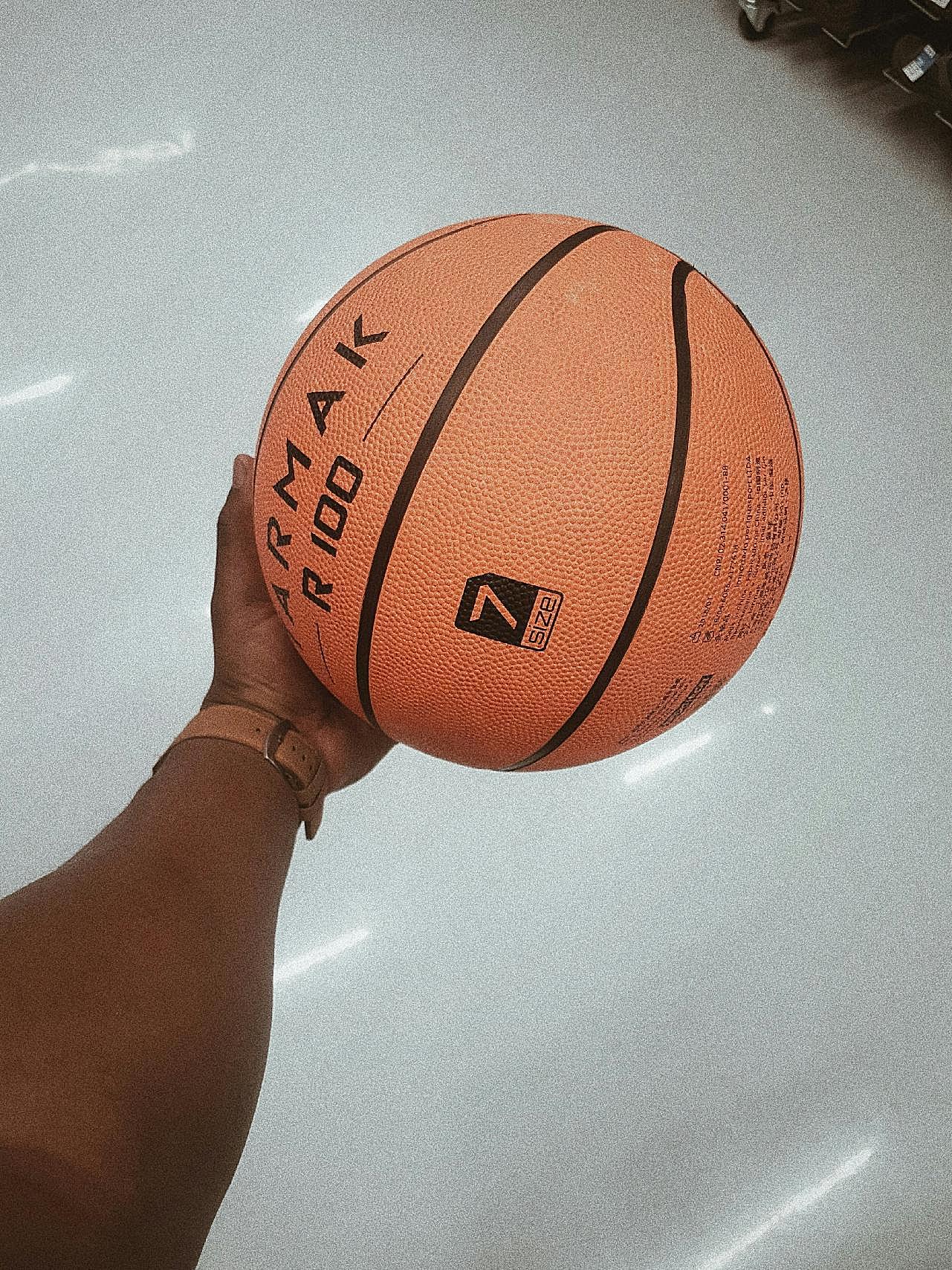 一只手拿篮球图片体育用品