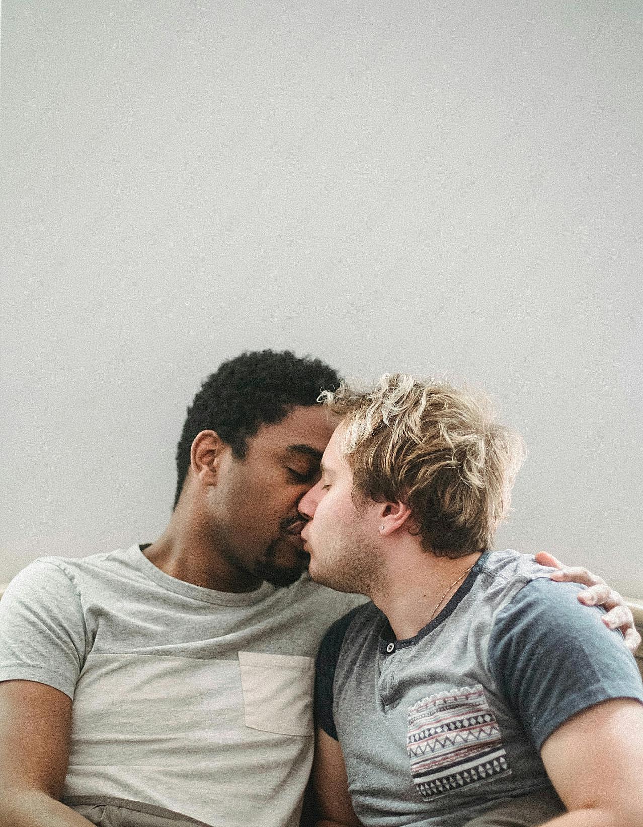 男同性情侣接吻图片高清人物