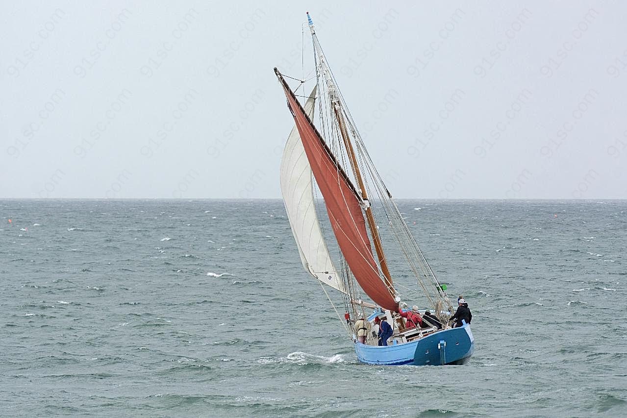 海洋行驶小帆船图片交通工具