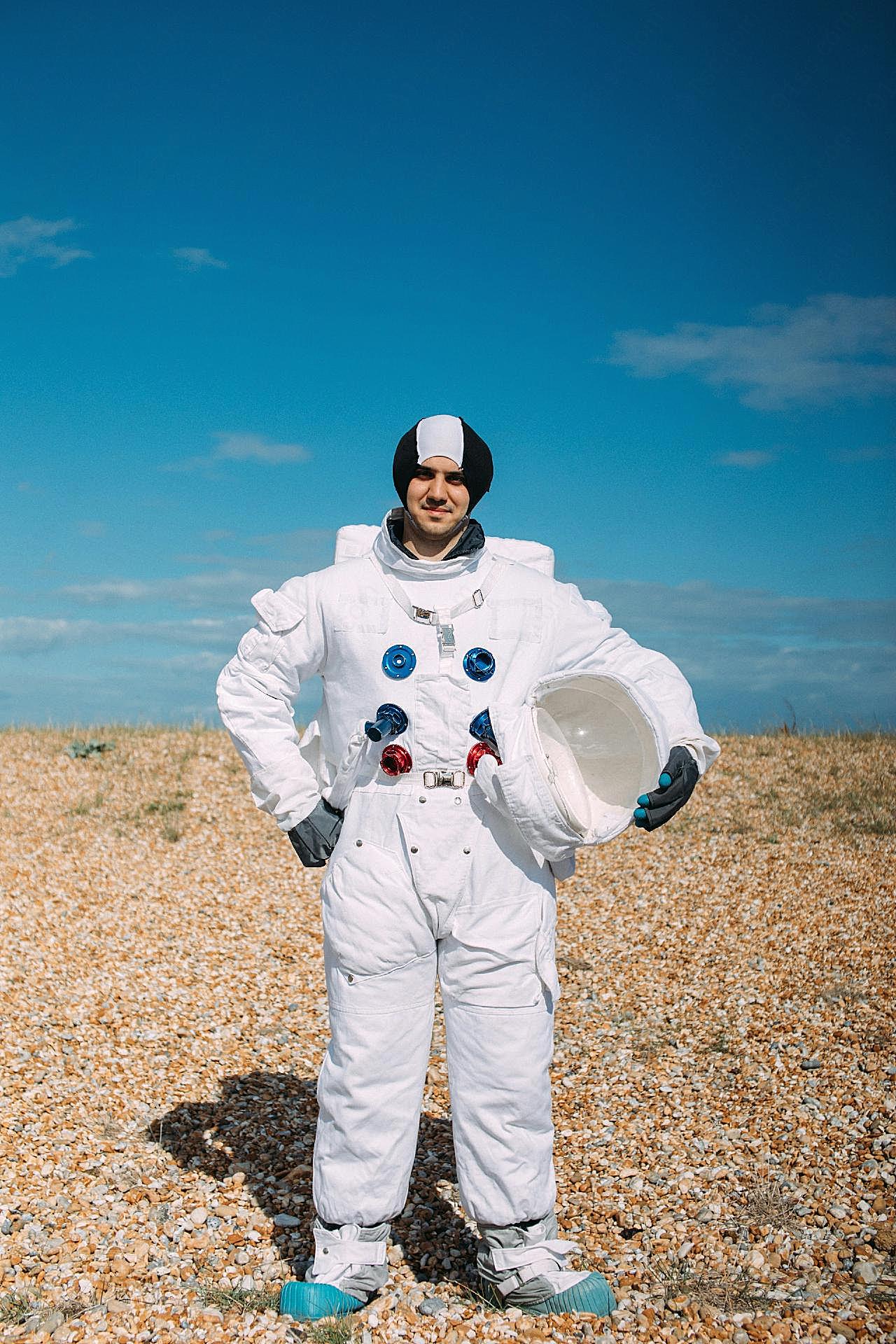 宇航员穿着宇航服图片人物速写