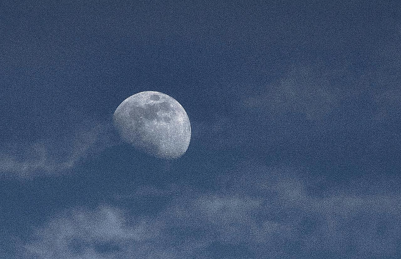 月亮在空中的图片自然摄影