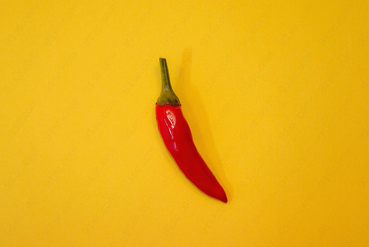 黄背景上的红辣椒图片摄影