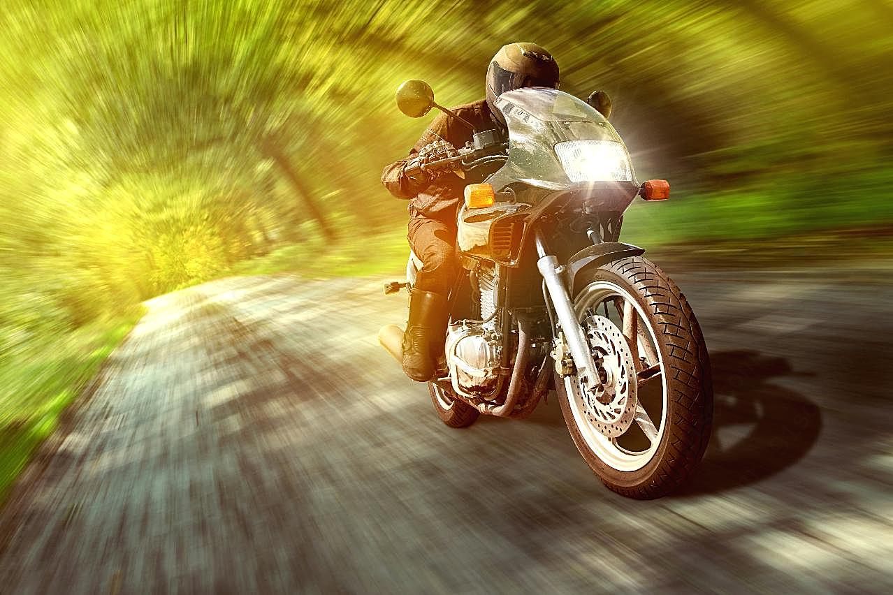 摩托车手穿越树林图片交通工具