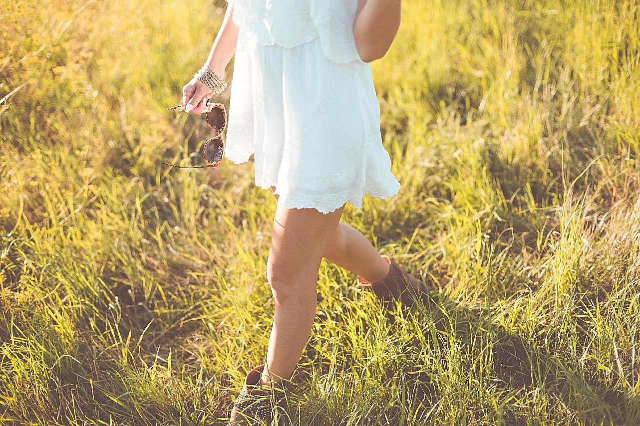 草地里的白裙女孩图片摄影高清