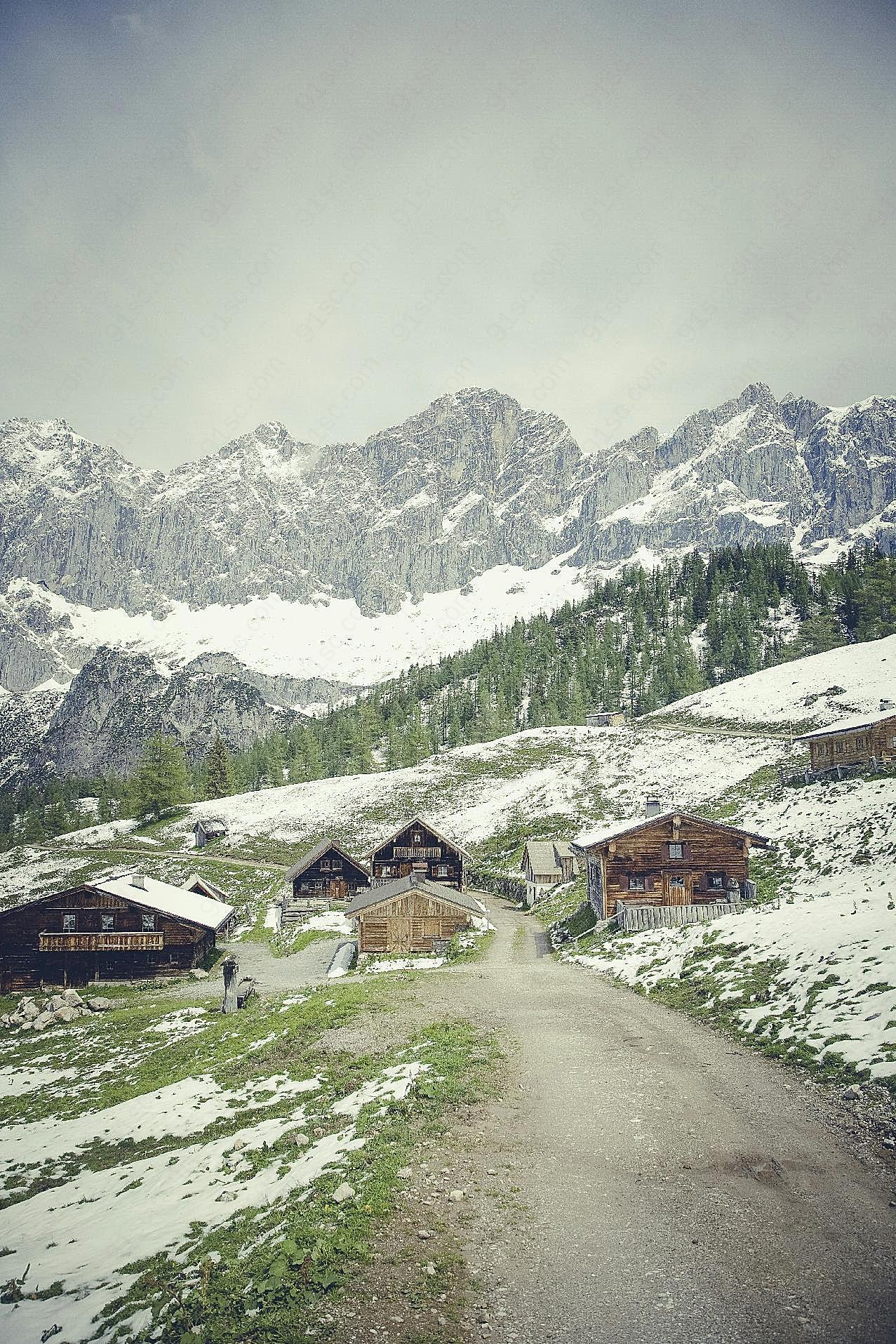 雪域高山下的小村庄图片摄影