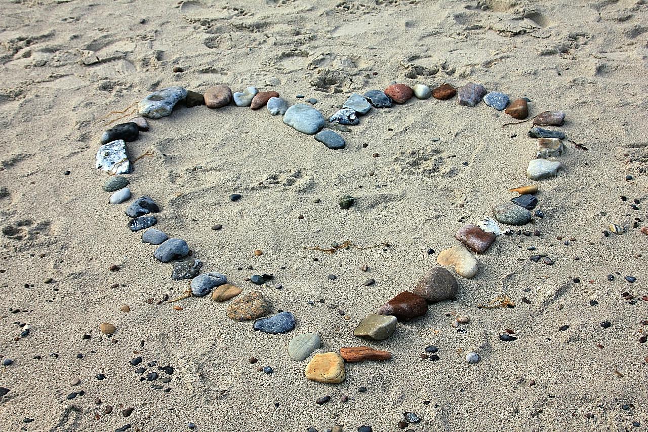 海滩爱心小石头图片摄影