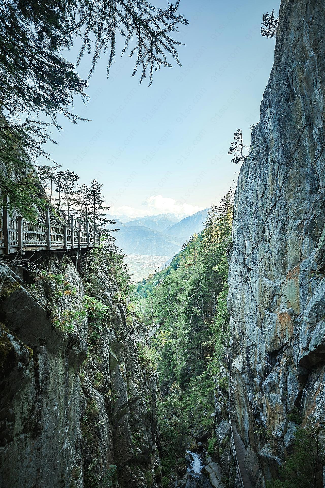 高山悬崖峭壁木栈道图片自然摄影