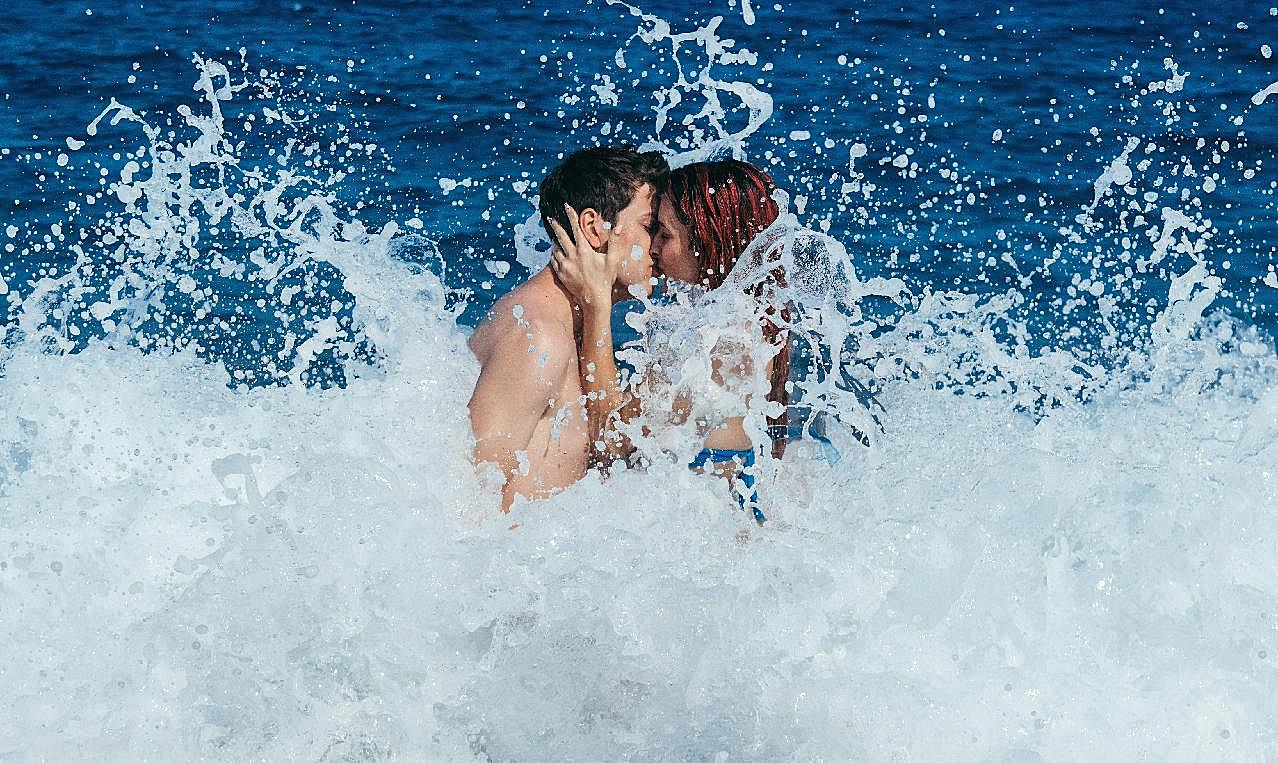 双人爱人体情侣接吻图片高清摄影