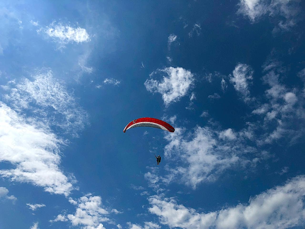天空滑翔伞降落图片户外运动