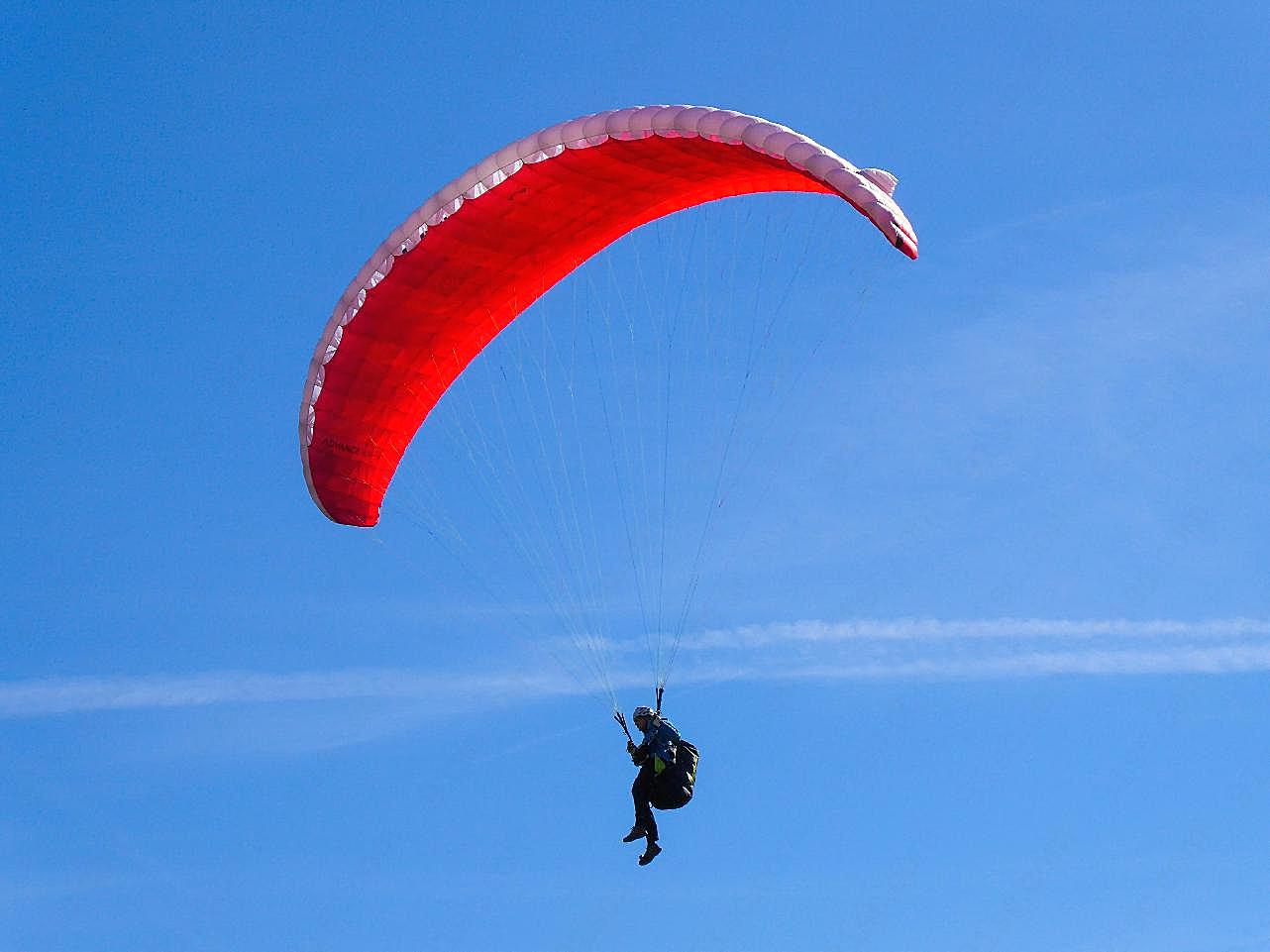 高空降落滑翔伞图片艺术文化