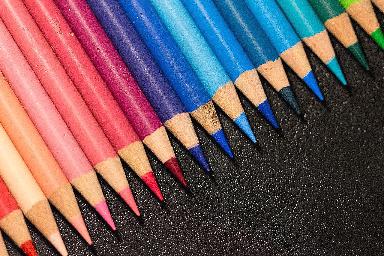 整齐排放彩色铅笔图片百科生活用品