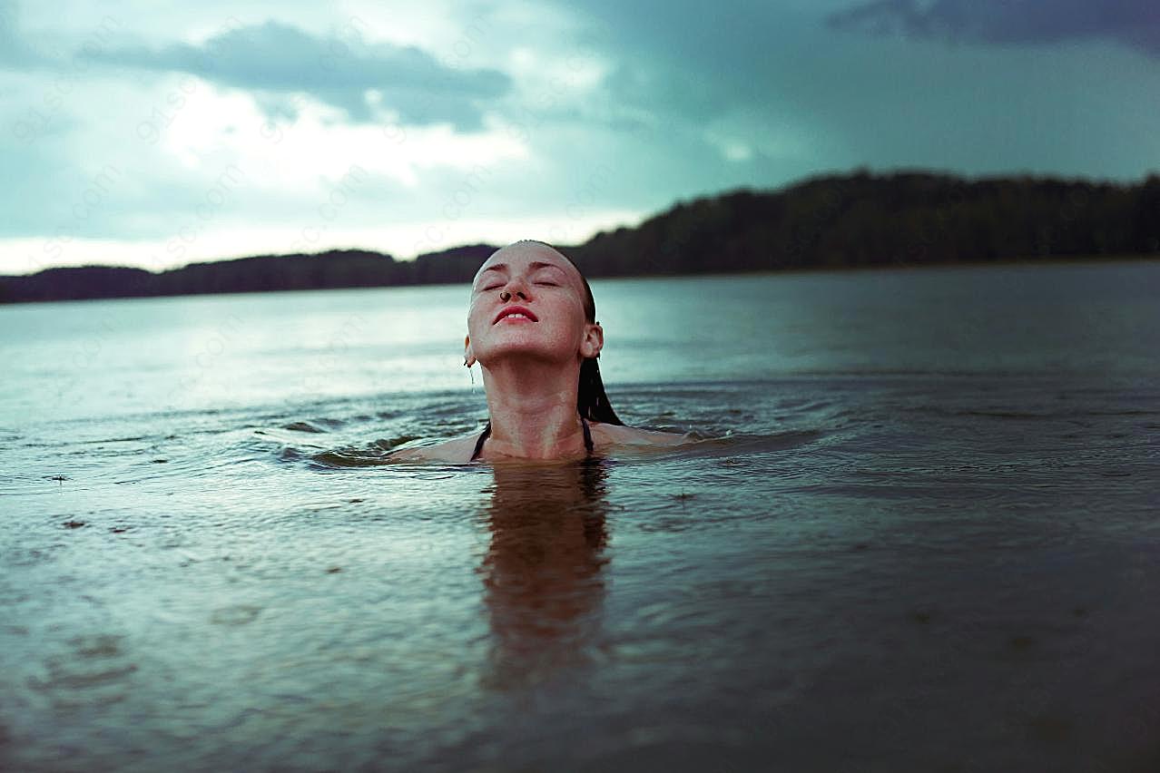 水中俄罗斯美女激情图片人体艺术