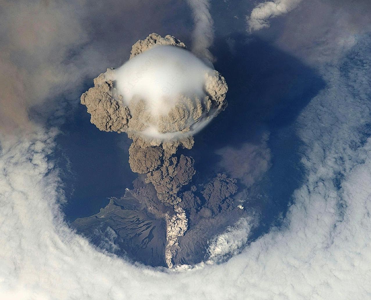 火山爆发鸟瞰图自然