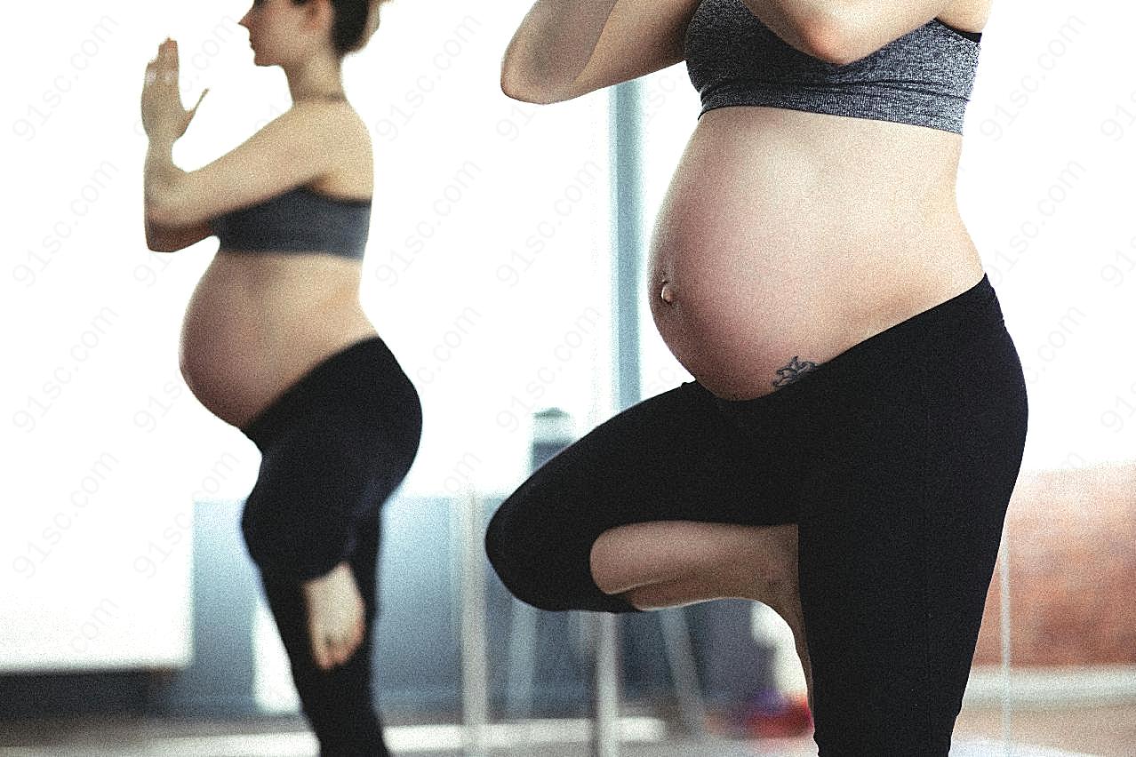 孕妇简单瑜伽动作图片高清摄影