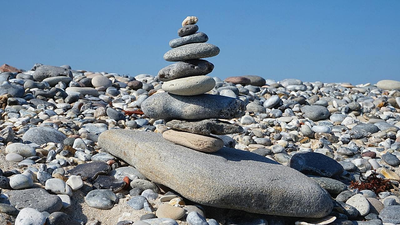 海滩堆叠石头图片高清摄影