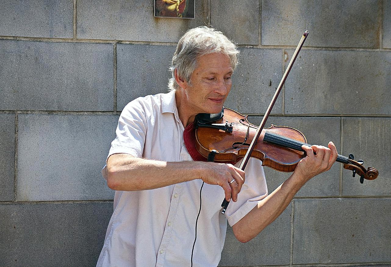 拉小提琴的老人家图片人物高清