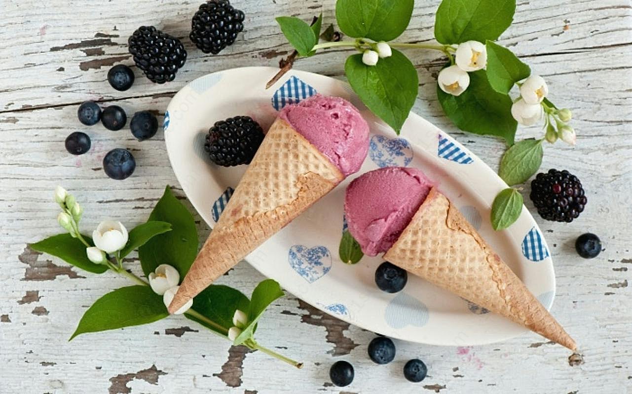 蓝莓甜筒冰淇淋图片高清摄影