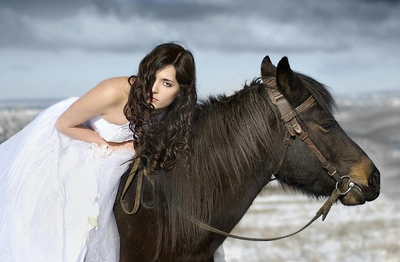 马背上的卷发新娘图片婚纱图片