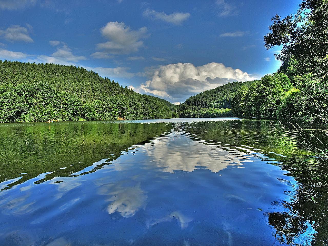 夏季湖泊风景图片自然