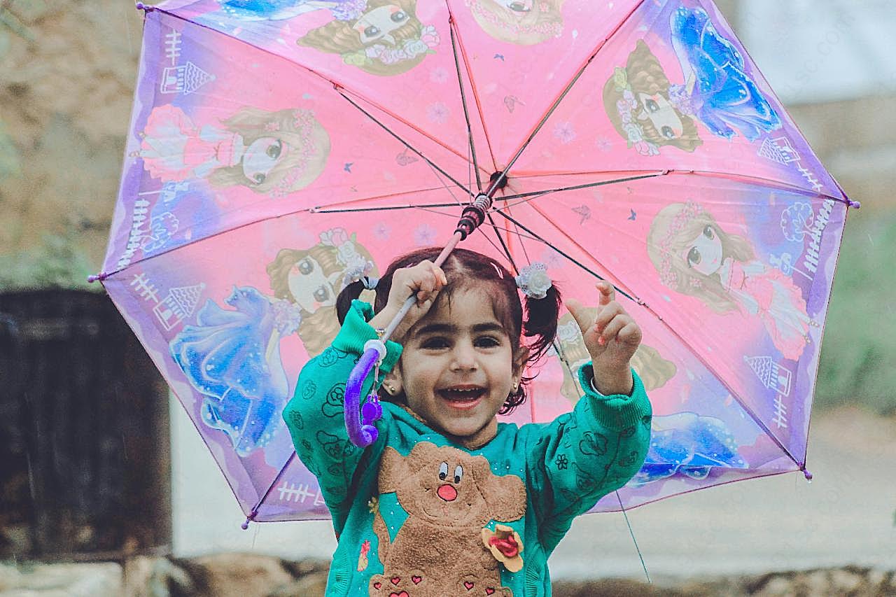 打伞玩的小女孩的图片人物速写
