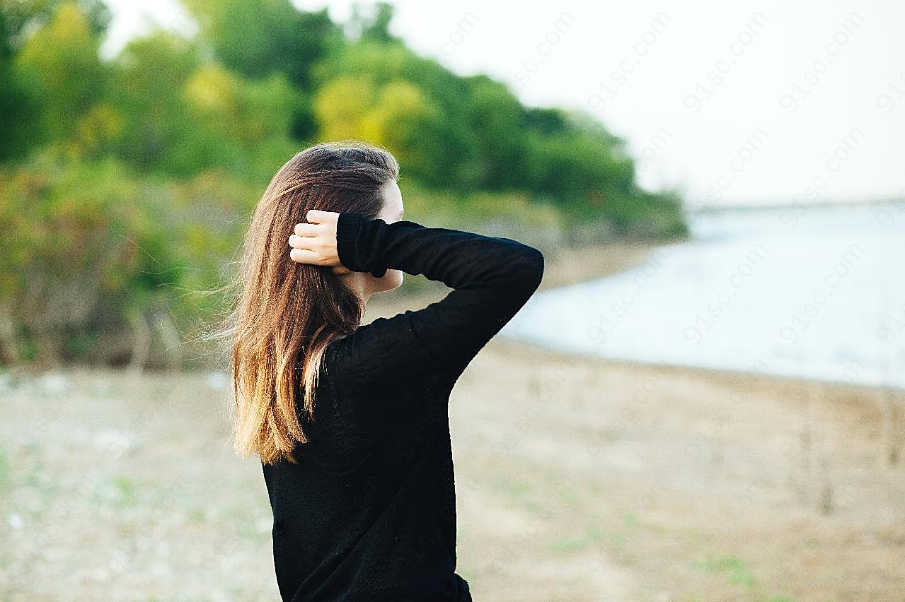 海边意境美女背影图片人物