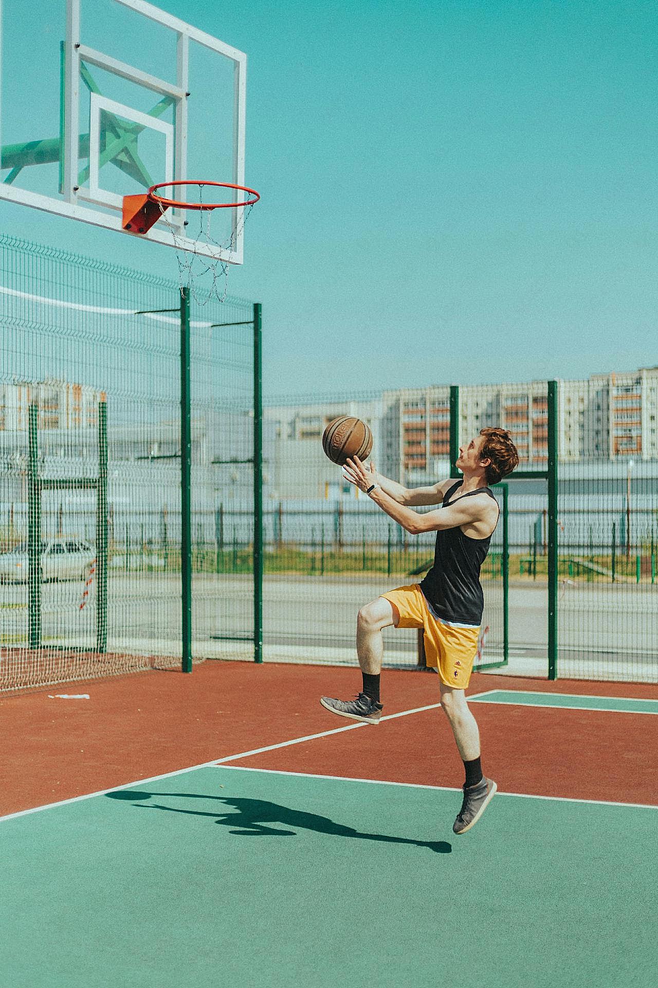 帅哥篮球场打篮球图片体育运动