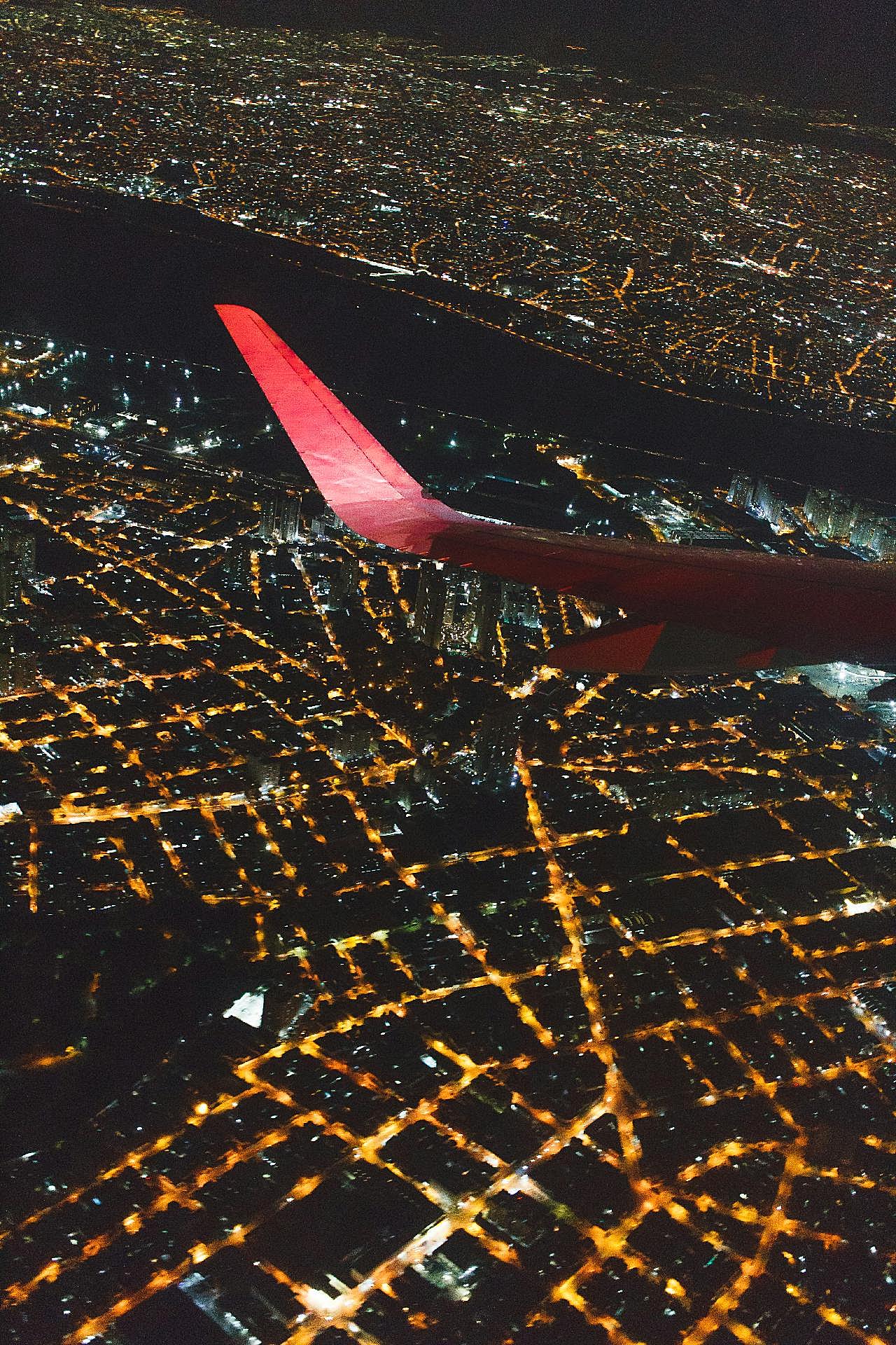 高空中的飞机机翼图片交通
