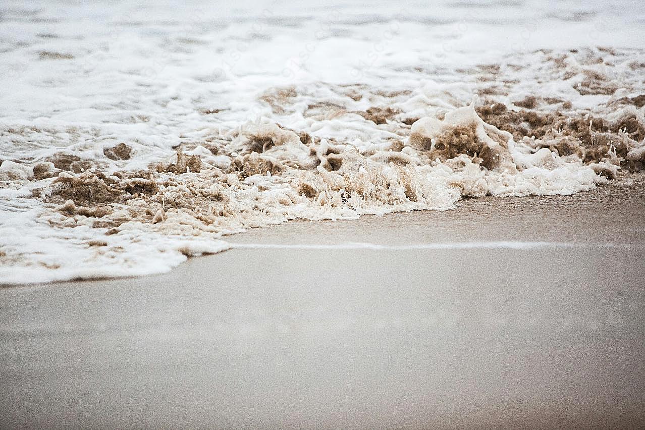 浪花涌上沙滩图片高清摄影