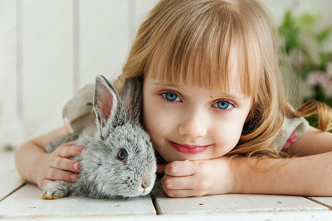 抱兔子的小女孩人物情感