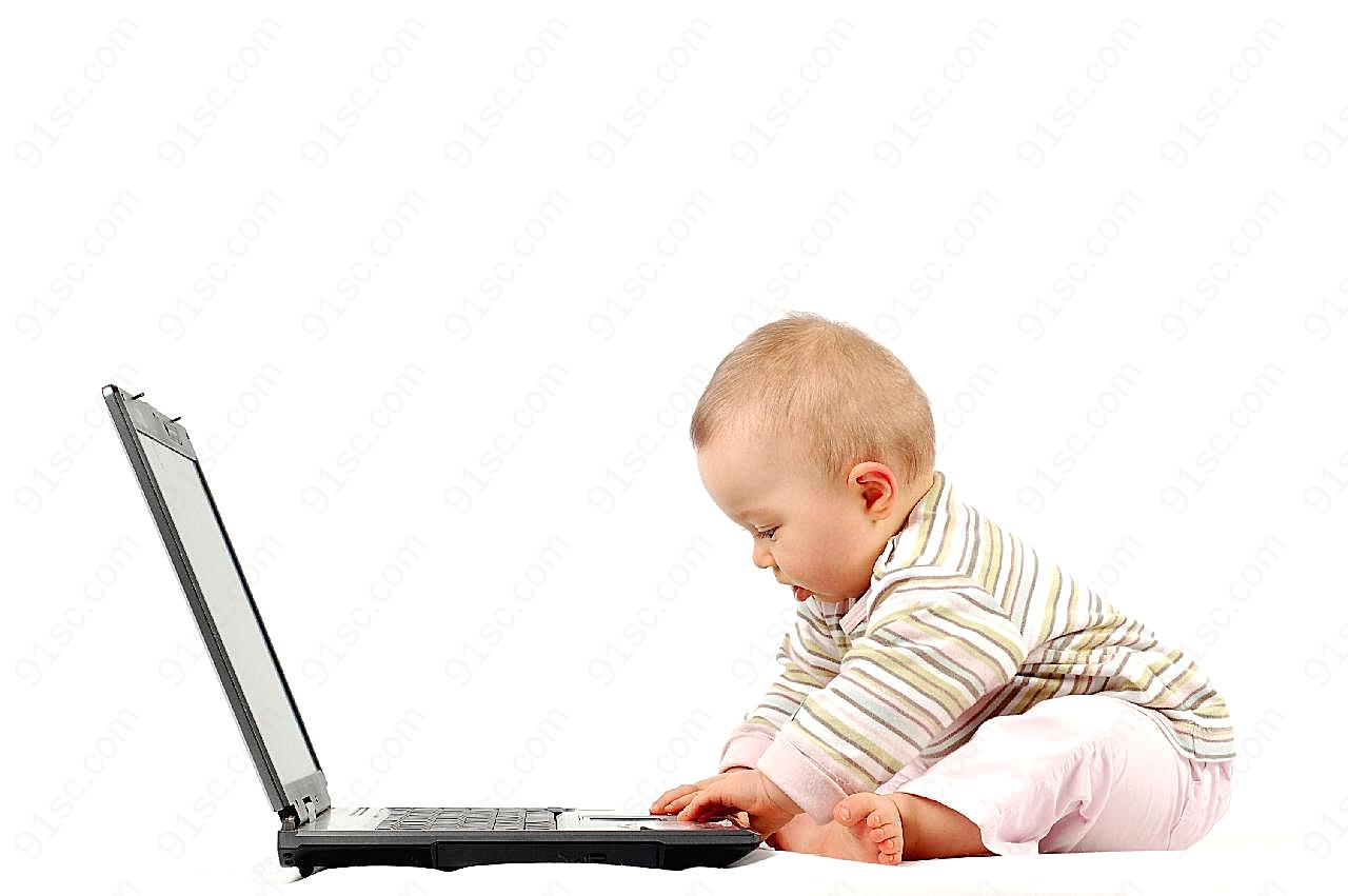 玩电脑的婴儿高清摄影