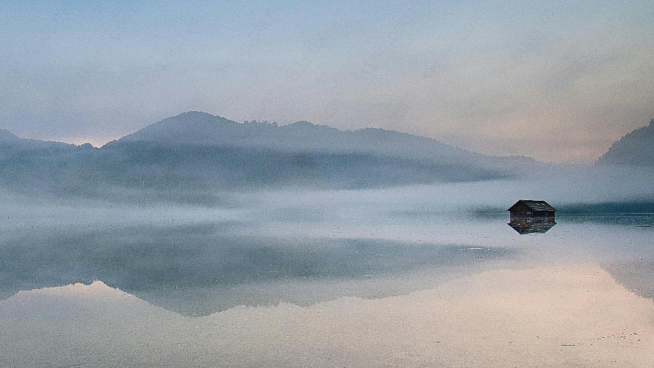 湖边雾中小屋摄影风景