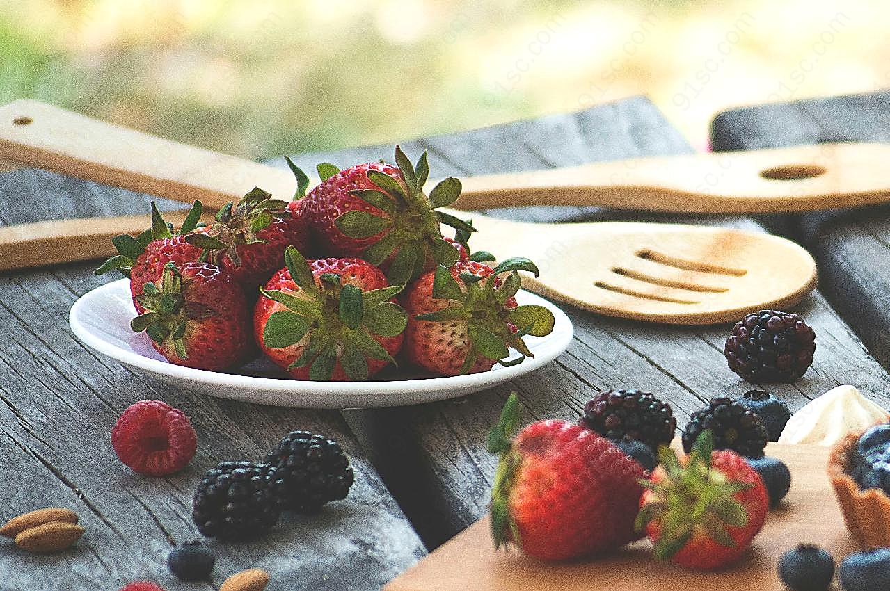 新鲜草莓桑葚图片高清